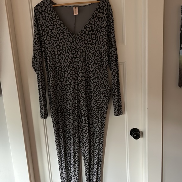 Smash and Tess Romper❤️ Likely the most comfortable thing you will wear. - Picture 2 of 2